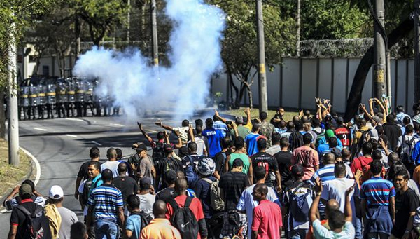 Trabalhadores da EISA protestaram na Estrada do Galeao contra possiveis demissoes